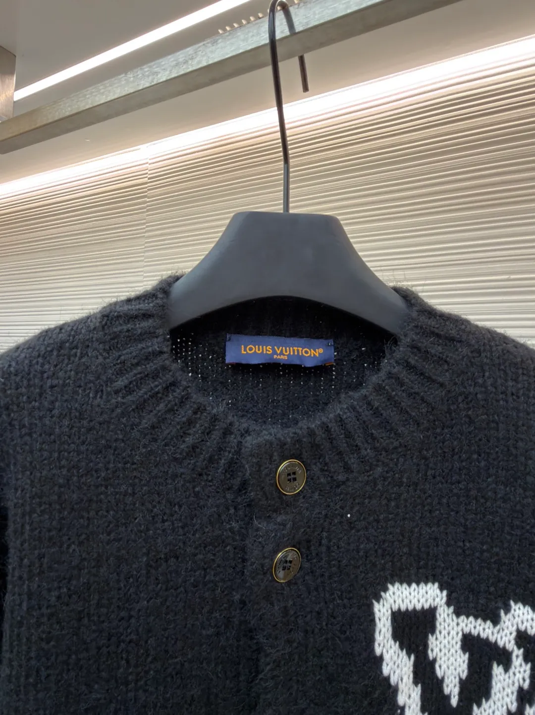 LOUIS VUITTON jacquard logo knitted wool cardigan ●Original version: Purchased and developed for 15999 ●Item number: 1681605-B05 ●Fabric: wool blended fabric ●Technology: jacquard production ●Color: black ●Version: fitted version ●Weight: about 895 grams ●Size: S-M-L-XL ●Description: Made of 40 cashmere, 30 wool, 30 cotton. This type of wool is mixed custom-woven wool. The fabric feels soft and the upper body has a three-dimensional and stylish shape. The button base is made of alloy material, and the pearlescent button laser-engraved brand logo is used on the surface. The jacquard uses imported positive 7-knitted fabric to create the logo. The logo is classic and high-end without losing elegance. This cardigan is made from a blend of sheep wool and yak hair, with thick yarns to create a soft texture. The contrasting LV logo is integrated into the knitted fabric, and the casual and elegant back thread design makes it easy to dress up on weekends. The overall wiring is straight and delicate, the fabric is comfortable and soft, and the color is consistent without color difference. It can be matched with the same style to create a fashionable look and control various occasions. Customized accessories, complete with three standards, same style for men and women!
